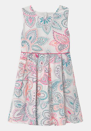 Robe blanche sans manches pour fille avec des motifs cachemire colorés en bleu sarcelle, rose, violet et corail, avec une taille cintrée et une jupe plissée.