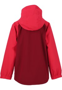 Rød vandtæt jakke med hætte, der har elastiske manchetter, en glat tekstur og en to-farvet farveskema med mørkerøde og lyserøde paneler.