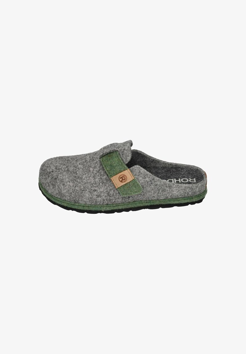 Zuecos grises de felpa con una correa de acento verde, parche de logo de cuero y suela de goma negra, que cuentan con un diseño de fácil colocación y una superficie texturizada.