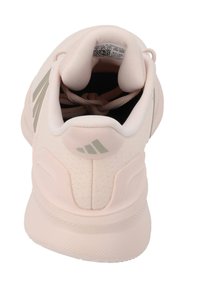 Ljust rosa träningsskor med ett texturerat tygöverdrag, vadderad krage och grå accenter. Har elastiska snören och en vadderad sula.