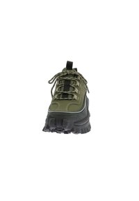 Scarpa sportiva verde con suola nera texturizzata, linguetta imbottita e lacci. Caratteristiche include un puntale rinforzato e materiali sintetici leggeri.