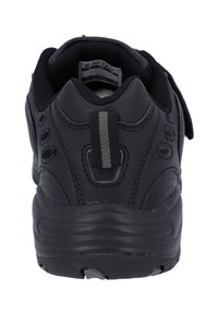 Zwarte sportieve schoen met een gestructureerde leren afwerking, gevoerde kraag, reflecterende accenten en een rubberen zool met kleine gripnoppen.