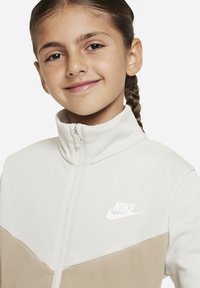 Nike Sportswear SPORTSWEAR - Trainingsanzug - light bone khaki white