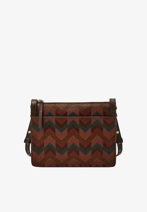 Sac à main en motifs marron avec design en zigzag rouge, vert et orange. Dispose d'une bandoulière amovible et d'accents en métal. Surface texturée.