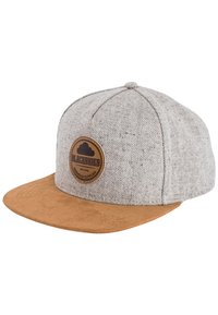 Grijze stoffen pet met een tan suède klep, voorzien van een ronde bruine patch met het "BLACKSKIES" logo aan de voorkant. Zespanelenontwerp, textuur materiaal.