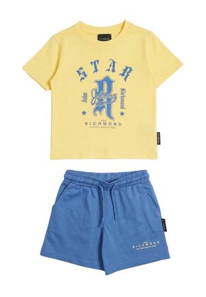 T-shirt gialla a maniche corte con scritta blu "Star Johnny Richmond" abbinata a pantaloncini blu con vita elastica, tasche e coulisse.