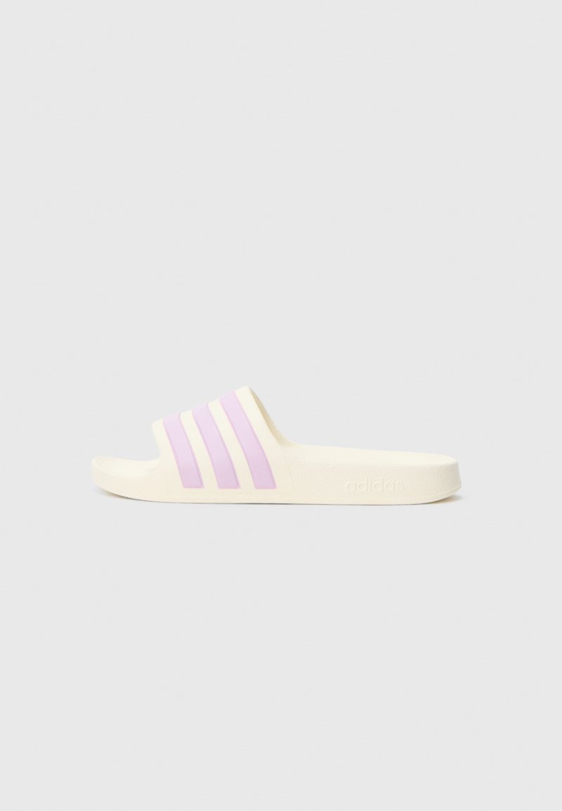 Sandália branca tipo slide com riscas lilás claras, feita de material durável, apresentando dedo aberto e sola texturizada para aderência. Marca adidas visível.