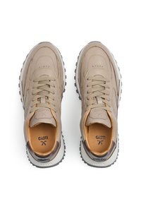 Sneakers in pelle beige con finitura testurizzata, punta arrotondata e suola in gomma resistente. Presentano tallone marrone a contrasto e lacci beige.