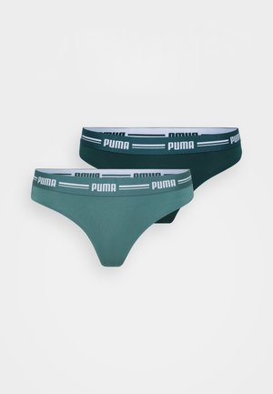 To sæt tanga-trusser i mørkegrøn og teal med elastiske bånd med hvid "PUMA" branding og en glat stofstruktur.