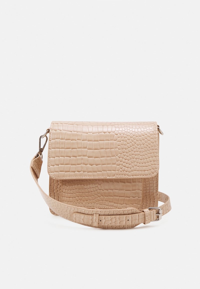 Borsa a tracolla beige con texture coccodrillo, chiusura a pattina, tracolla regolabile e dettagli in pelle liscia. Forma compatta e rettangolare.