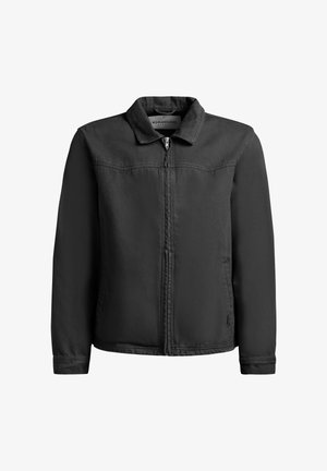 Must teksadenimist jakk esiluku, krae, pikad varrukad ja küljetaskud, valge tausta ees eksponeeritud.