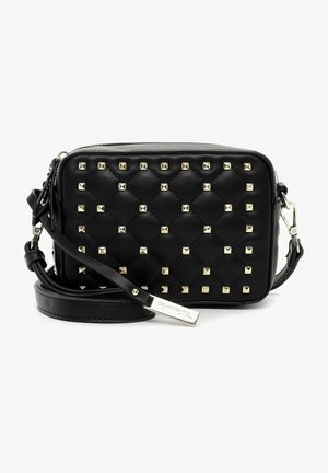 Czarna pikowana skórzana torba na ramię z złotymi kwadratowymi ćwiekami w wzór kratki oraz regulowanym paskiem z metalową zawieszką.