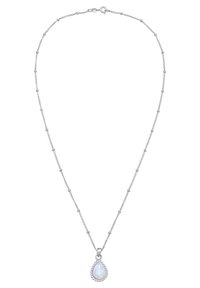 Collier en chaîne argentée avec de petites perles et un pendentif en forme de goutte d'eau orné d'une pierre précieuse blanche, entouré d'un cadre argenté à perles.