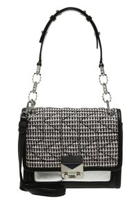 Musta ja valkoinen tweed-olkalaukku, jossa on tikattu kuvio, hopeinen lukko, Karl Lagerfeldin logo ja nahkahihna, jossa on koristeellisia hopeaketjuja.