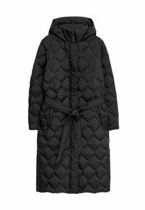 Černý prošívaný dlouhý kabát s kapucí, vázacím páskem a postranními kapsami na zip. Disponuje šitým vzorem ve tvaru diamantu a hladkým povrchem.