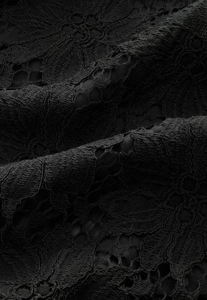 Schwarzer Spitzenstoff mit floralem Muster, der erhabene Texturen und offene Gewebebereiche aufweist. Weiche und filigrane Designdetails sind durchgehend vertreten.