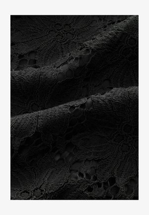 Schwarzer Spitzenstoff mit floralem Muster, der erhabene Texturen und offene Gewebebereiche aufweist. Weiche und filigrane Designdetails sind durchgehend vertreten.