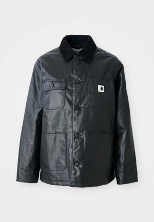 Schwarze Lederjacke mit Cordkragen, vier Vordertaschen und runden Knöpfen. Sanfte Textur mit minimalistischem Design.