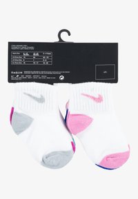 Białe skarpetki do kostek z kolorowymi akcentami w odcieniach różu, niebieskiego i szarego. Żebrowane mankiety, miękka tekstura, zapakowane w sześciopak z informacjami o rozmiarze.