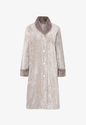 Abrigo largo de tela suave y texturizada con un patrón de espiga, tonos grises, cierre de botones y un cuello y puños en contraste.