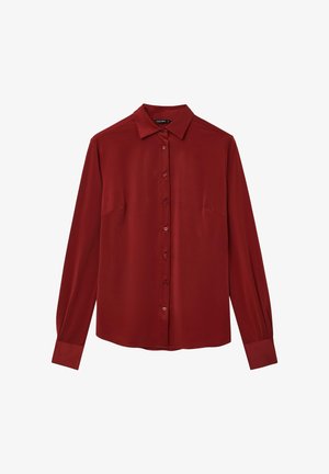 Rotes, langärmliges Hemd mit Knopfleiste aus glattem Stoff, das einen spitzen Kragen und zwei Brusttaschen für zusätzliche Details aufweist.