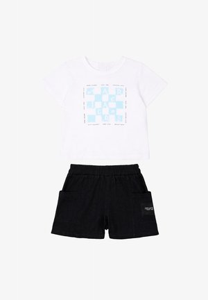 Biała koszulka z krótkim rękawem z niebieskim logo w kształcie kwadratu oraz czarne szorty z elastyczną talią, bocznymi kieszeniami i małą naszywką.