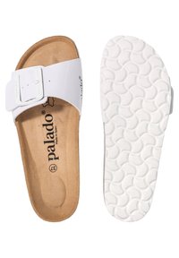 Sandalias de slide blancas con una sola tira ancha que presenta una hebilla cuadrada. Plantilla acolchada con una textura suave y suela blanca con patrón.