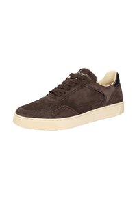 Baskets en daim marron avec une semelle en caoutchouc crème, dotées de lacets ronds, de détails de couture subtils et d'un accent en cuir lisse sur le talon.
