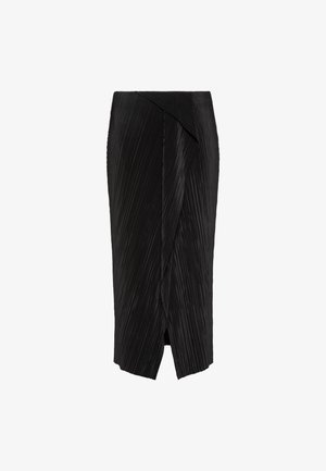 Jupe midi noire avec plis diagonaux et une fente avant asymétrique superposée.