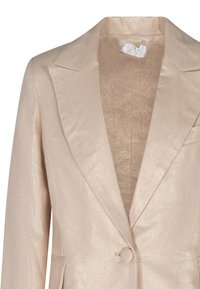 Blazer beige con una texture setosa, colletto a motivo, chiusura con un bottone singolo e tasche frontali. Tessuto liscio con una leggera lucentezza.