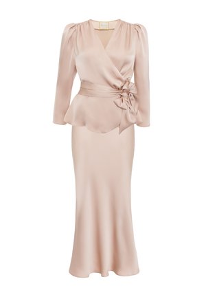 Satynowa długa sukienka kopertowa w odcieniu różu z długim rękawem, dekoltem w serek, marszczonymi ramionami, talią z falbaną i dużą kokardą po boku.