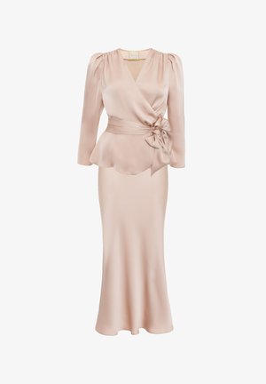 Satynowa długa sukienka kopertowa w odcieniu różu z długim rękawem, dekoltem w serek, marszczonymi ramionami, talią z falbaną i dużą kokardą po boku.