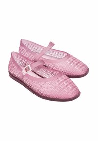 Zapatos Mary Jane rosa hechos de material plástico trenzado, con suela plana, punta redondeada y una correa con un detalle de hebilla.