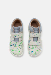 Graue High-Top-Schuhe mit weißem Spritzmuster, versehen mit blauen und grünen Farb-Akzenten, doppelten Klettverschluss-Riemen und gepolstertem Kragen für zusätzlichen Komfort.