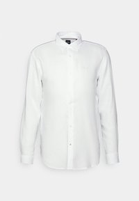 Vit långärmad skjorta med knappar gjord av lättviktig tyg, med krage och en broderad logotyp på bröstet.