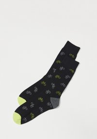 Calcetines negros con patrones de bicicletas en gris y verde neón; presenta secciones de puntera y talón en contraste de verde lima y gris.