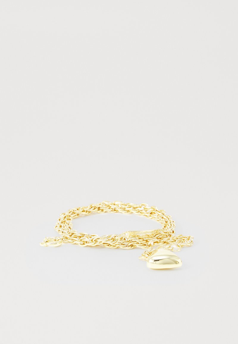 Goldkette-Armband mit strukturiertem Design und einem glatten, herzförmigen Anhänger. Die Kette hat ineinander verwobene Glieder, die eine glänzende Oberfläche zeigen.