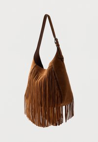 Pruun seemisnahast õlakott pika tuttidega, sileda tekstuuriga, ühe rihmaga ja ümmarguse kujuga. Kaunista minimaalsete metalldetailidega.