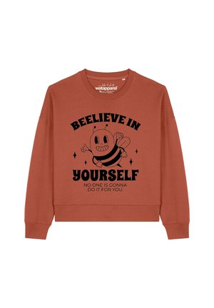 Rostfarbener Pullover mit weitem Halsauschnitt, der eine schwarze Bienen-Grafik und den Text "BEELEIVE IN YOURSELF" sowie "NIEMAND WIRD ES FÜR DICH TUN" zeigt.