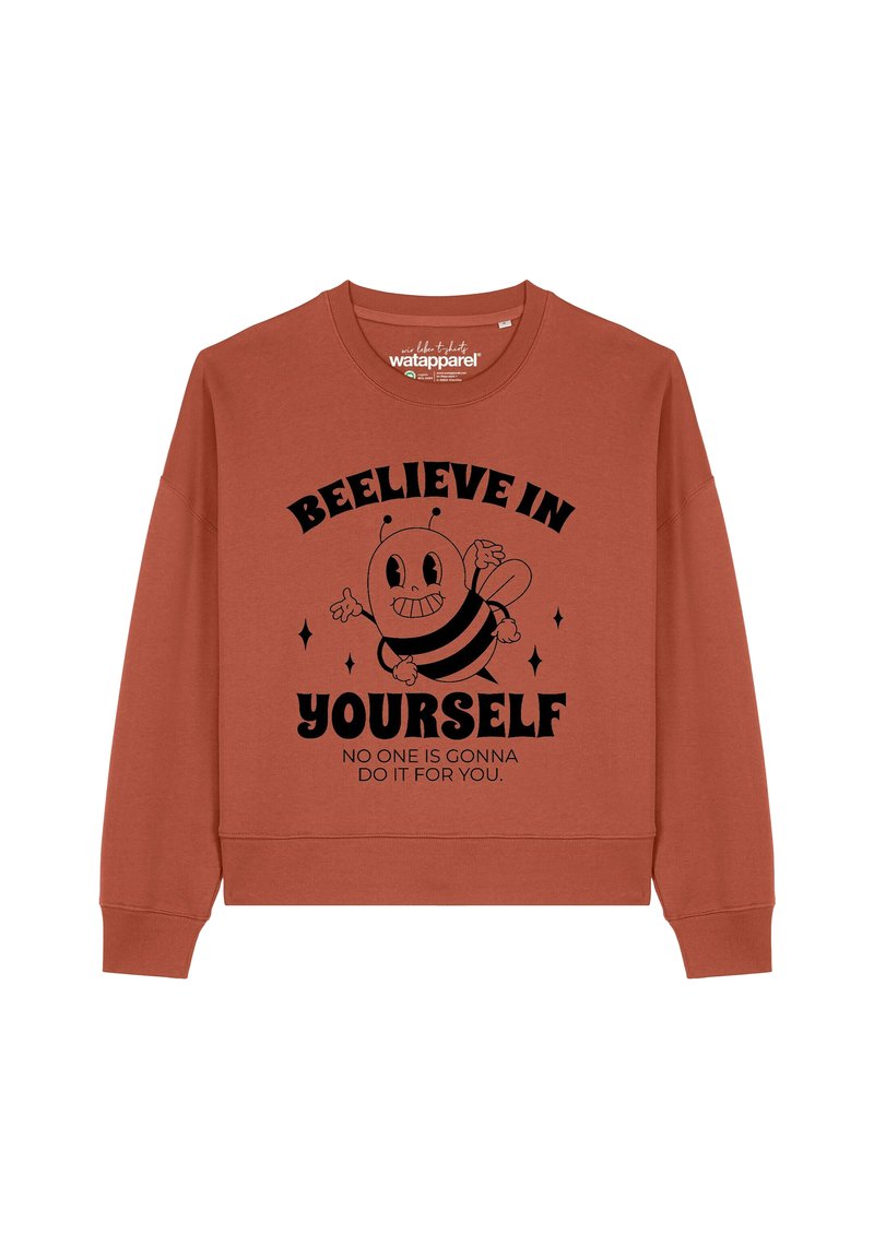Sweatshirt in roestkleur met een brede hals, met een zwarte bijenafbeelding en de tekst "BEELEIVE IN YOURSELF" en "NO ONE IS GONNA DO IT FOR YOU."