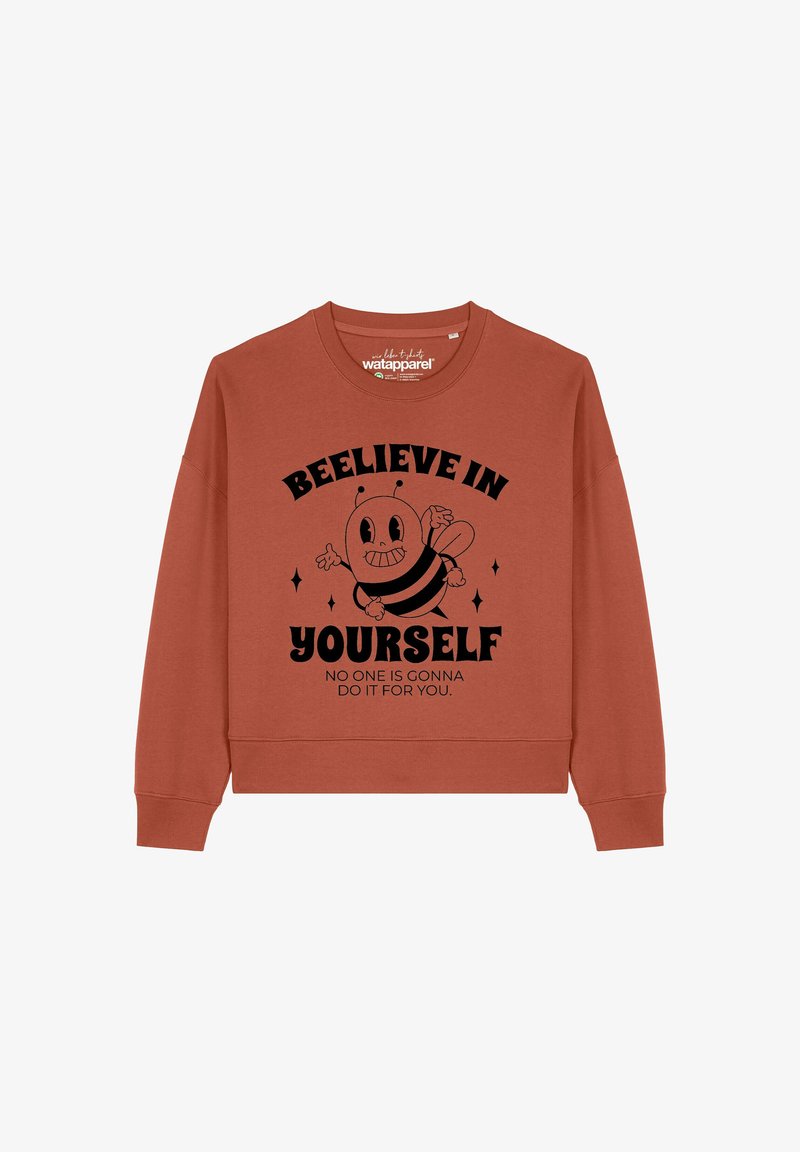 Sweatshirt in roestkleur met een brede hals, met een zwarte bijenafbeelding en de tekst "BEELEIVE IN YOURSELF" en "NO ONE IS GONNA DO IT FOR YOU."