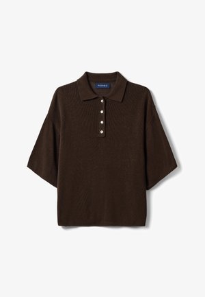 Polo de punto marrón de manga corta con cuello y cuatro botones blancos en una tapeta, colocado plano sobre fondo blanco.