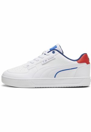 Sneaker bianco con accenti blu e rossi, texture in pelle liscia, punta perforata, lacci piatti e suola in gomma. Presenta logo sul lato.