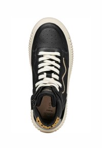 Sneaker high-top nera in pelle, con lacci color crema, dettaglio laterale, suola in gomma testurizzata e chiusura con zip. Interno stampato con informazioni sulla taglia.