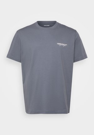 Tricou gri din bumbac cu mâneci scurte, decolteu rotund și un mic logo alb "ORIGINALS" pe partea stângă a pieptului. Textură netedă, croială clasică.