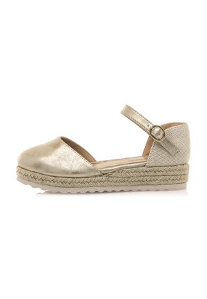 Espadrille metálico dorado con punta redonda, correa en el tobillo y acentos de tela texturada. Suela intermedia envuelta en cuerda y suela plana de goma.