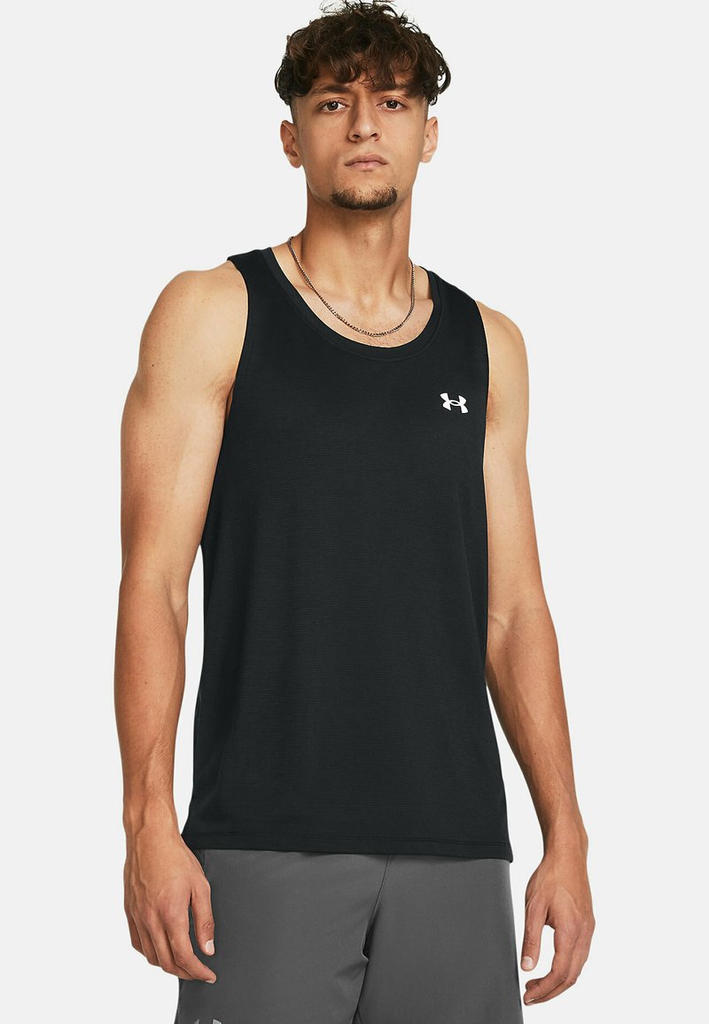 Musta hihaton toppi, joka on valmistettu teksturoidusta kankaasta. Vasemmassa rintakohdassa on pieni valkoinen Under Armour -logo.