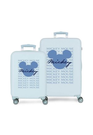 Dos maletas rígidas de color azul claro con cuatro ruedas cada una, con siluetas de cabezas de Mickey Mouse en azul oscuro y el texto repetido "MICKEY MOUSE".