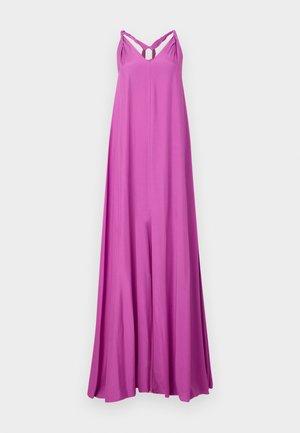 Rochie maxi lungă și fluidă, de culoare roz aprins. Prezintă bretele subțiri cu un design răsucit și un detaliu în formă de cheie la piept. Textură netedă.