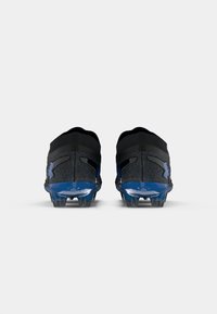 Scarpe sportive nere e blu con una tomaia texturizzata, chiodi in gomma sulla suola e un design elegante con un logo sul tallone.